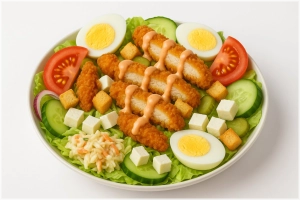 Gemengde maaltijdsalade met warme kip, ei, feta, &nbsp;croutons met een westersaus dressing erover.